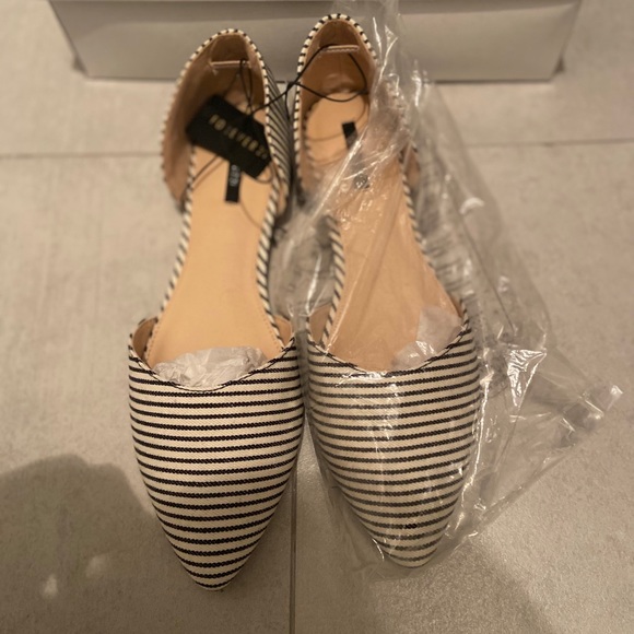 Pointy stripped flats 💙 - Picture 2 of 5